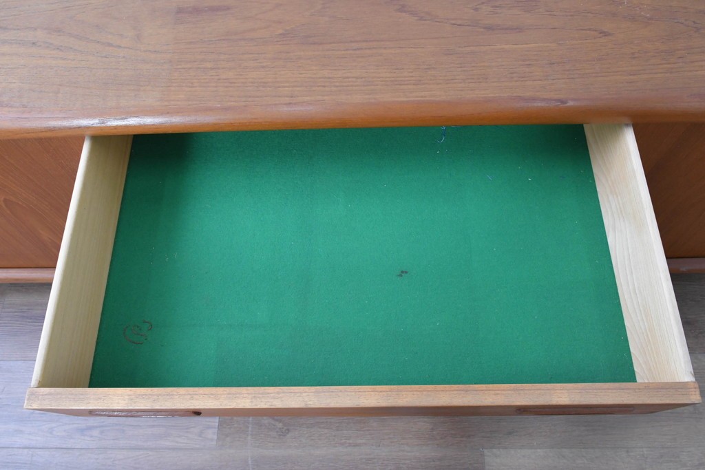 デンマークヴィンテージ　H.P. Hansen(H.P.ハンセン)　チーク材　脚欠損　滑らかなカーブを描くフレームのサイドボード　(R-086862)