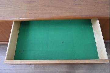 デンマークヴィンテージ　H.P. Hansen(H.P.ハンセン)　チーク材　脚欠損　滑らかなカーブを描くフレームのサイドボード　(R-086862)