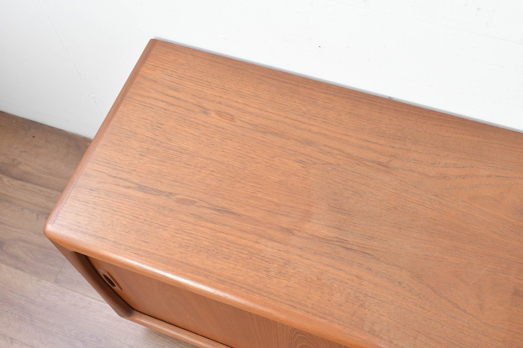 デンマークヴィンテージ　H.P. Hansen(H.P.ハンセン)　チーク材　脚欠損　滑らかなカーブを描くフレームのサイドボード　(R-086862)