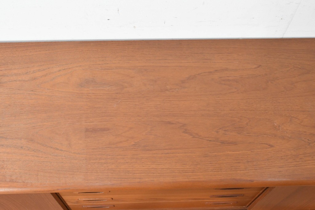 デンマークヴィンテージ　H.P. Hansen(H.P.ハンセン)　チーク材　脚欠損　滑らかなカーブを描くフレームのサイドボード　(R-086862)