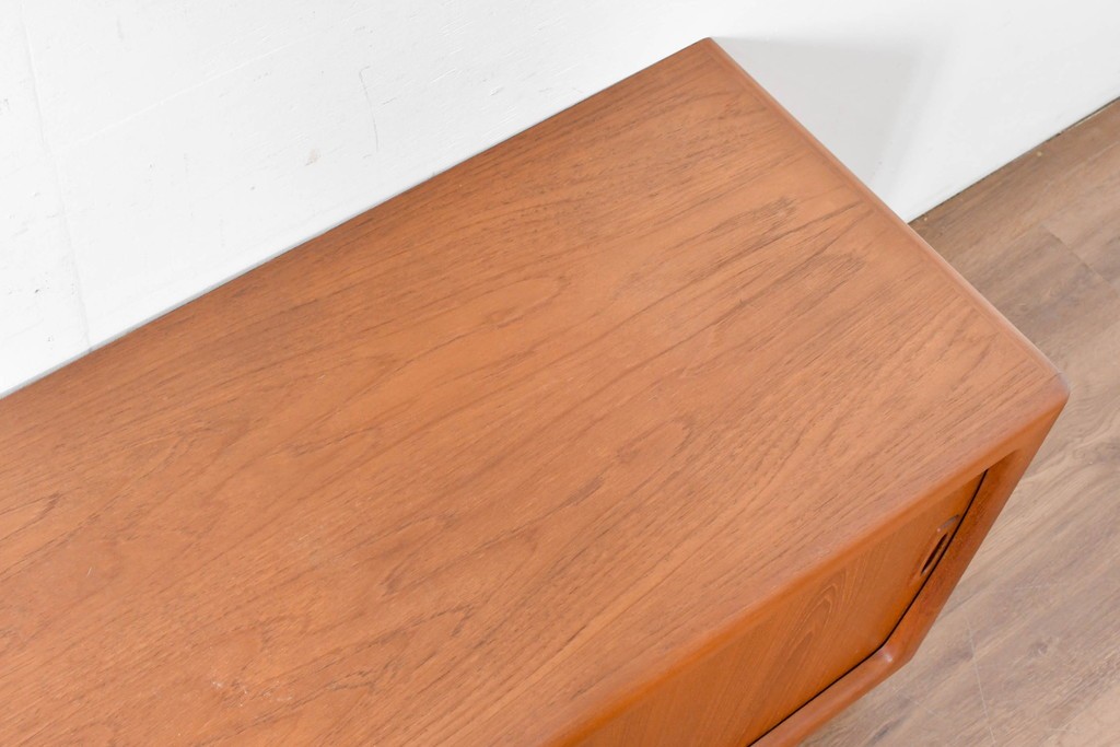 デンマークヴィンテージ　H.P. Hansen(H.P.ハンセン)　チーク材　脚欠損　滑らかなカーブを描くフレームのサイドボード　(R-086862)