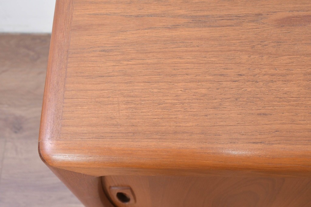 デンマークヴィンテージ　H.P. Hansen(H.P.ハンセン)　チーク材　脚欠損　滑らかなカーブを描くフレームのサイドボード　(R-086862)