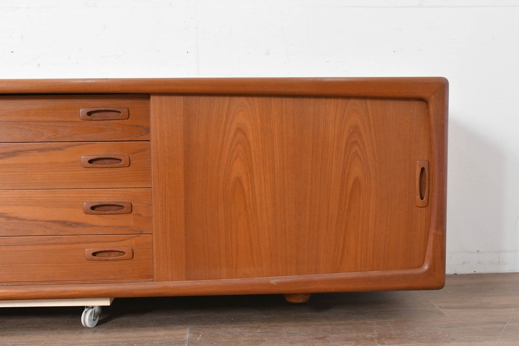 デンマークヴィンテージ　H.P. Hansen(H.P.ハンセン)　チーク材　脚欠損　滑らかなカーブを描くフレームのサイドボード　(R-086862)