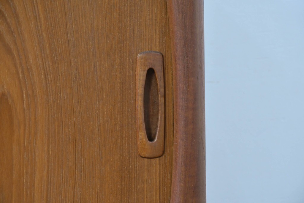 デンマークヴィンテージ　H.P. Hansen(H.P.ハンセン)　チーク材　脚欠損　滑らかなカーブを描くフレームのサイドボード　(R-086862)