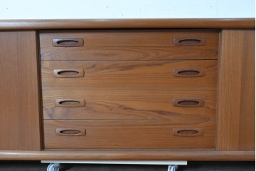 デンマークヴィンテージ　H.P. Hansen(H.P.ハンセン)　チーク材　脚欠損　滑らかなカーブを描くフレームのサイドボード　(R-086862)