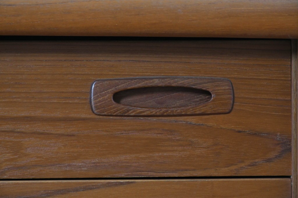 デンマークヴィンテージ　H.P. Hansen(H.P.ハンセン)　チーク材　脚欠損　滑らかなカーブを描くフレームのサイドボード　(R-086862)