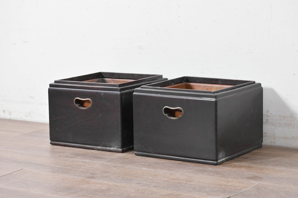 【簡易リペア限定品】　和製アンティーク　シタン材　木工芸品　持ち手金具付きの角火鉢2点セット　(R-086867)