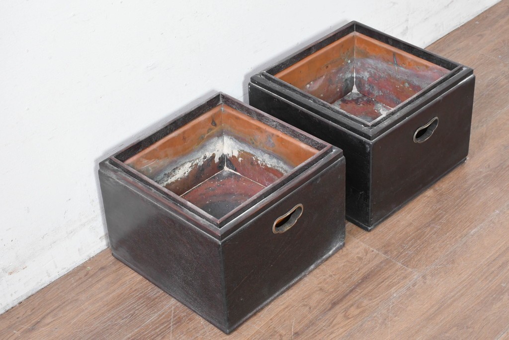 【簡易リペア限定品】　和製アンティーク　シタン材　木工芸品　持ち手金具付きの角火鉢2点セット　(R-086867)