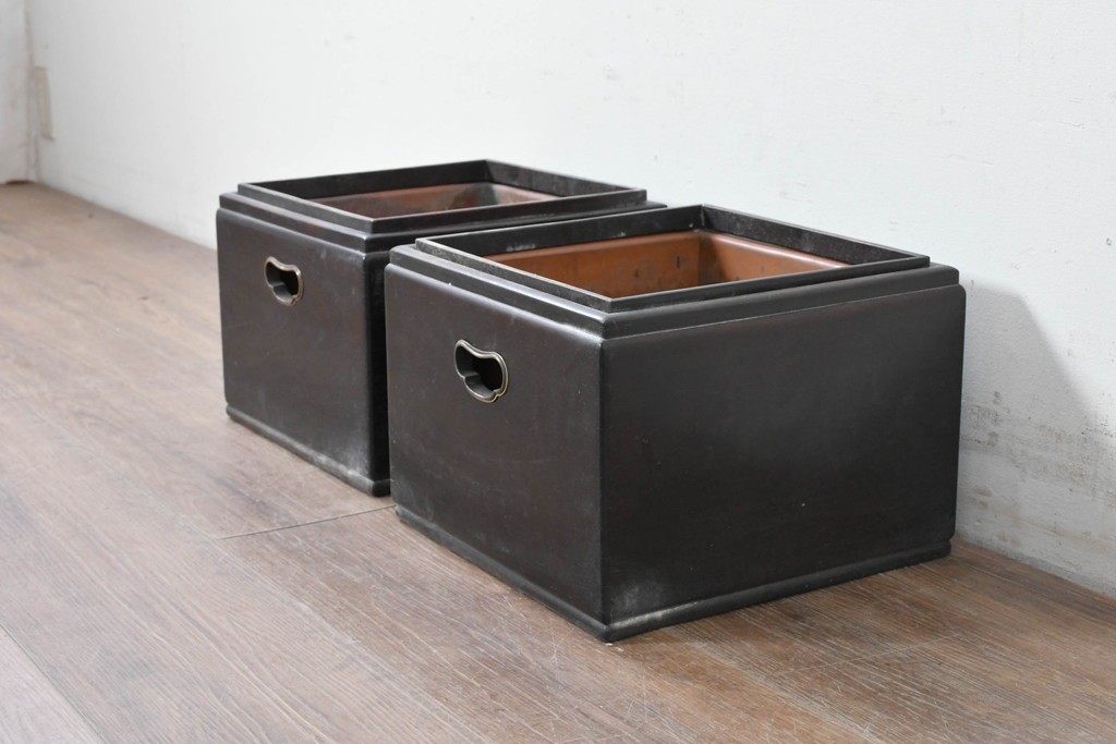 【簡易リペア限定品】　和製アンティーク　シタン材　木工芸品　持ち手金具付きの角火鉢2点セット　(R-086867)