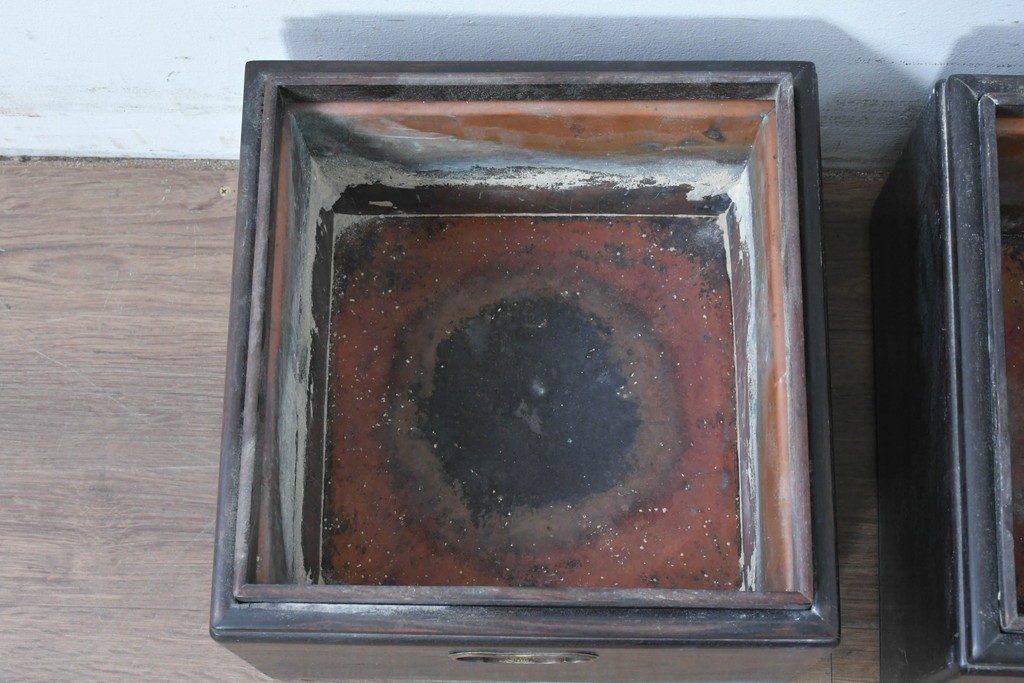 【簡易リペア限定品】　和製アンティーク　シタン材　木工芸品　持ち手金具付きの角火鉢2点セット　(R-086867)