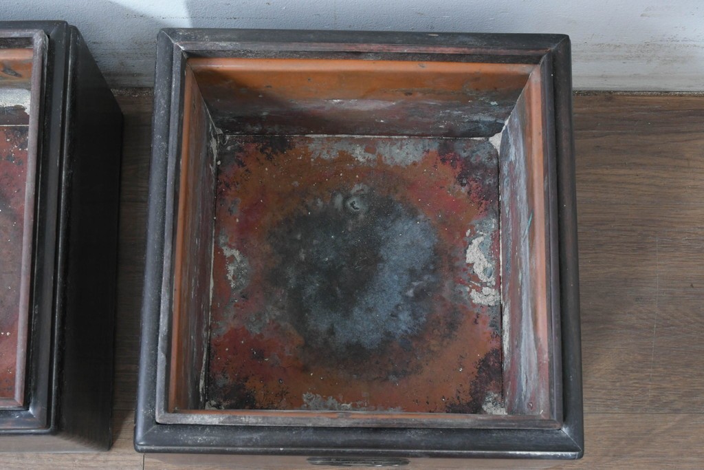 【簡易リペア限定品】　和製アンティーク　シタン材　木工芸品　持ち手金具付きの角火鉢2点セット　(R-086867)