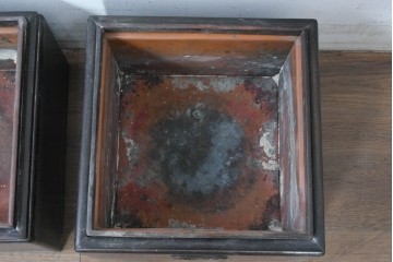 【簡易リペア限定品】　和製アンティーク　シタン材　木工芸品　持ち手金具付きの角火鉢2点セット　(R-086867)