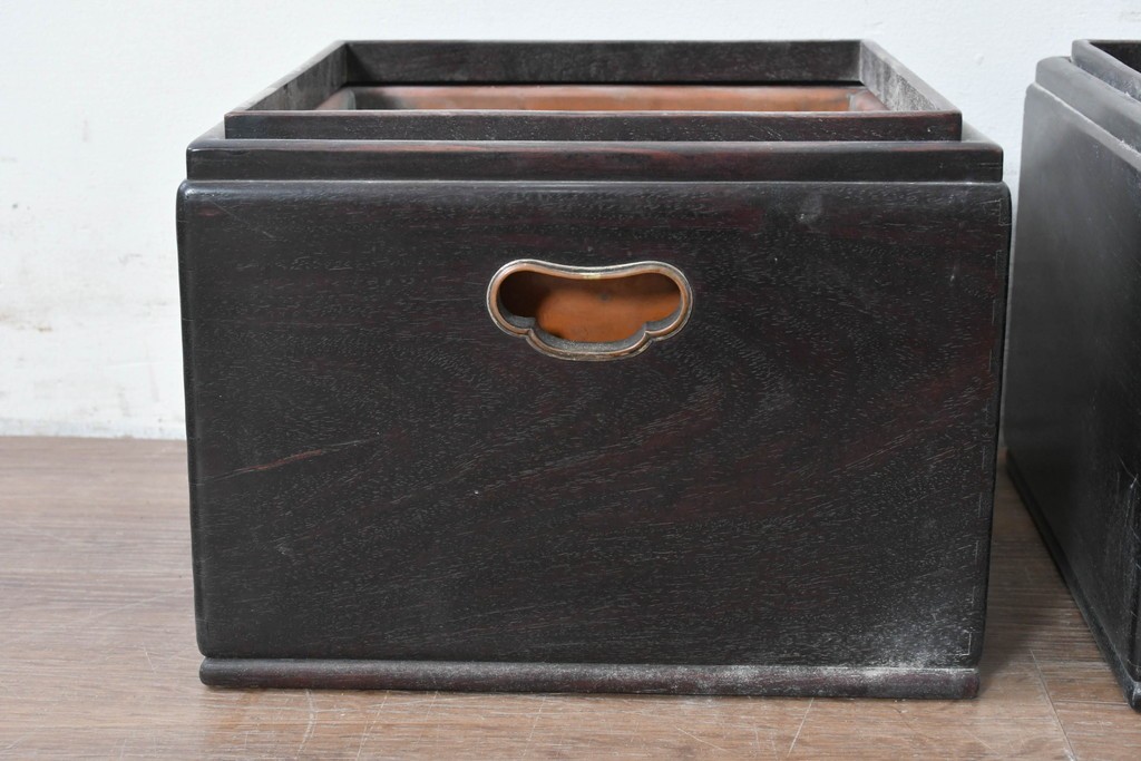 【簡易リペア限定品】　和製アンティーク　シタン材　木工芸品　持ち手金具付きの角火鉢2点セット　(R-086867)