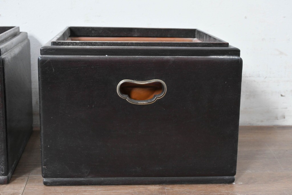 【簡易リペア限定品】　和製アンティーク　シタン材　木工芸品　持ち手金具付きの角火鉢2点セット　(R-086867)