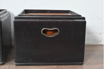 【簡易リペア限定品】　和製アンティーク　シタン材　木工芸品　持ち手金具付きの角火鉢2点セット　(R-086867)