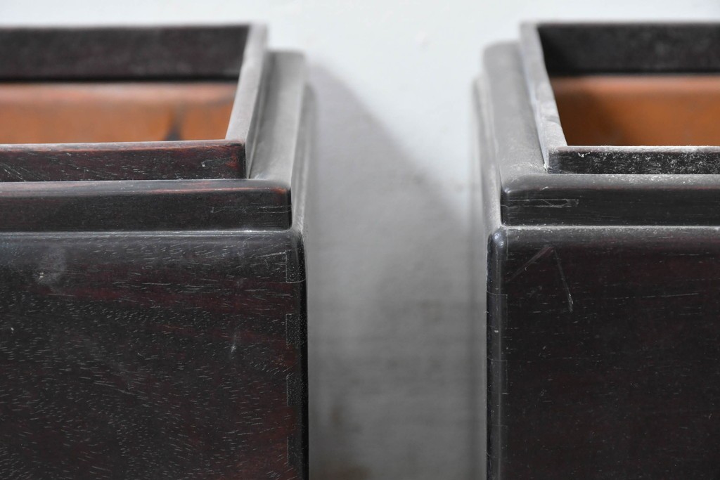 【簡易リペア限定品】　和製アンティーク　シタン材　木工芸品　持ち手金具付きの角火鉢2点セット　(R-086867)