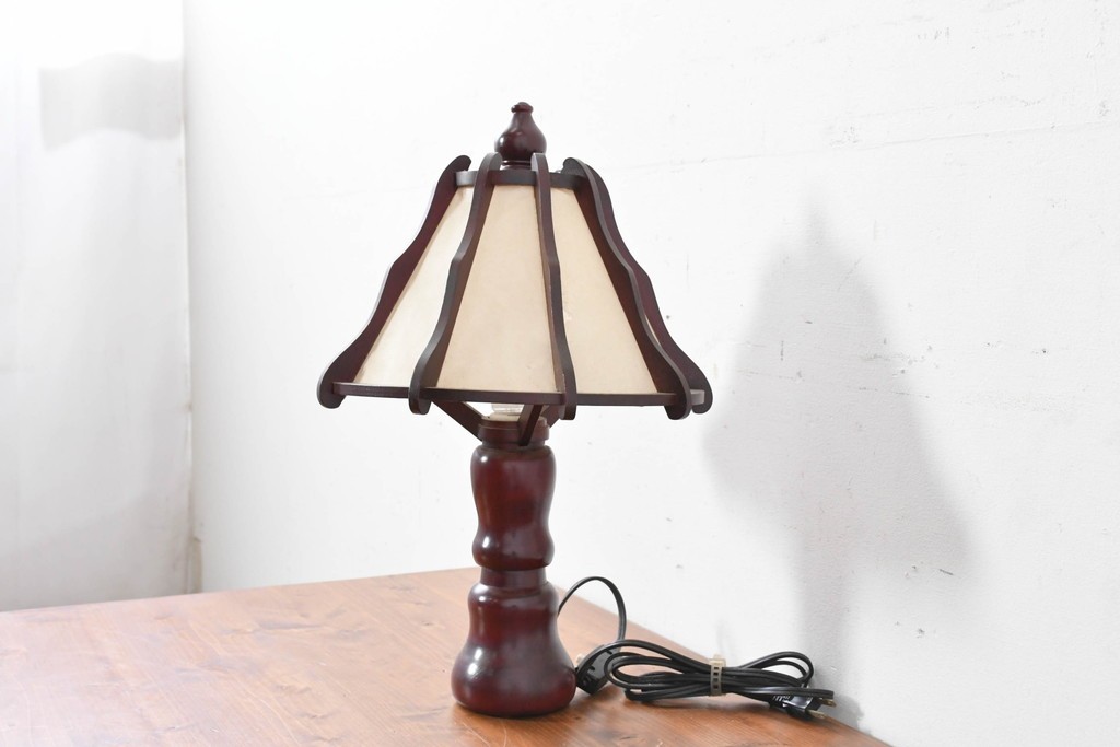 中古　民芸家具　木芸研究会　和洋折衷な挽き物×和紙張りのテーブルランプ　(R-086870)