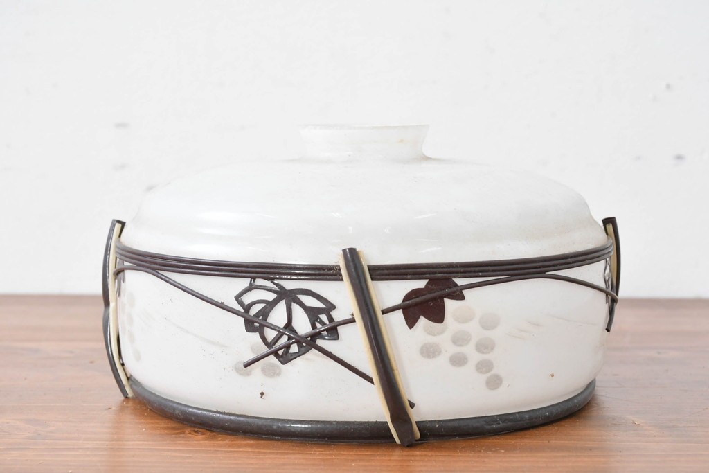 《引っ掛けシーリング式ペンダントライト加工費込み》　和製アンティーク　切子細工(葡萄)とセルロイド装飾をあしらったペンダントライト　(R-086873)