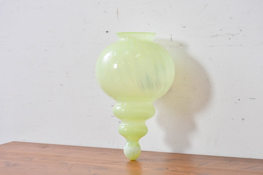 《引っ掛けシーリング式ペンダントライト加工費込み》　イギリスアンティーク　W.A.S. Benson(ウィリアム・アーサー・スミス・ベンソン)　オパールセントガラス　淡い発色が美しいウランガラス(ヴァセリンガラス)のペンダントライト　(R-086880)