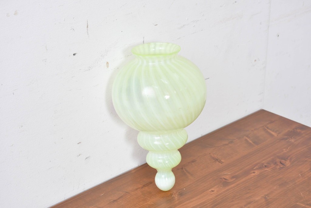 《引っ掛けシーリング式ペンダントライト加工費込み》　イギリスアンティーク　W.A.S. Benson(ウィリアム・アーサー・スミス・ベンソン)　オパールセントガラス　淡い発色が美しいウランガラス(ヴァセリンガラス)のペンダントライト　(R-086880)