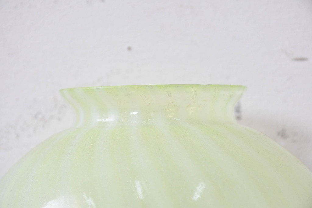 《引っ掛けシーリング式ペンダントライト加工費込み》　イギリスアンティーク　W.A.S. Benson(ウィリアム・アーサー・スミス・ベンソン)　オパールセントガラス　淡い発色が美しいウランガラス(ヴァセリンガラス)のペンダントライト　(R-086880)