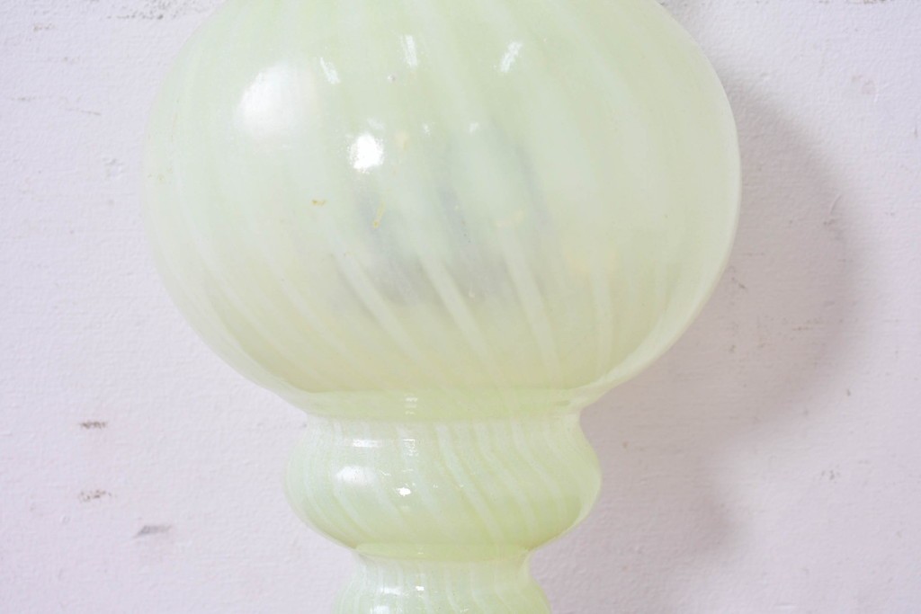 《引っ掛けシーリング式ペンダントライト加工費込み》　イギリスアンティーク　W.A.S. Benson(ウィリアム・アーサー・スミス・ベンソン)　オパールセントガラス　淡い発色が美しいウランガラス(ヴァセリンガラス)のペンダントライト　(R-086880)