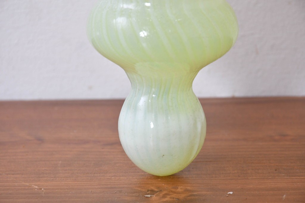 《引っ掛けシーリング式ペンダントライト加工費込み》　イギリスアンティーク　W.A.S. Benson(ウィリアム・アーサー・スミス・ベンソン)　オパールセントガラス　淡い発色が美しいウランガラス(ヴァセリンガラス)のペンダントライト　(R-086880)