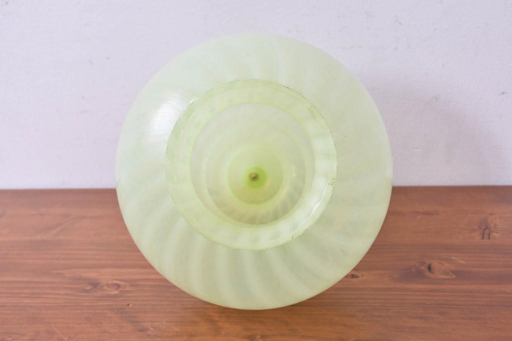 《引っ掛けシーリング式ペンダントライト加工費込み》　イギリスアンティーク　W.A.S. Benson(ウィリアム・アーサー・スミス・ベンソン)　オパールセントガラス　淡い発色が美しいウランガラス(ヴァセリンガラス)のペンダントライト　(R-086880)