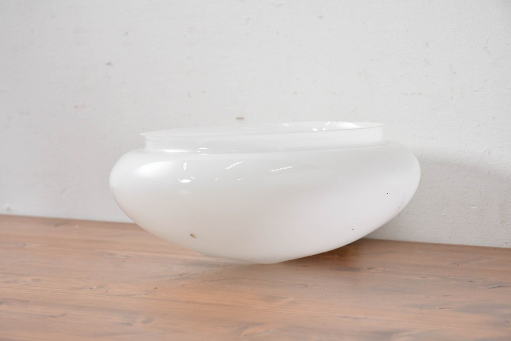 《天井・壁付け照明加工費込み》　和製ヴィンテージ　ふっくらとした円形フォルムのシンプルなシーリングライト　(R-086882)