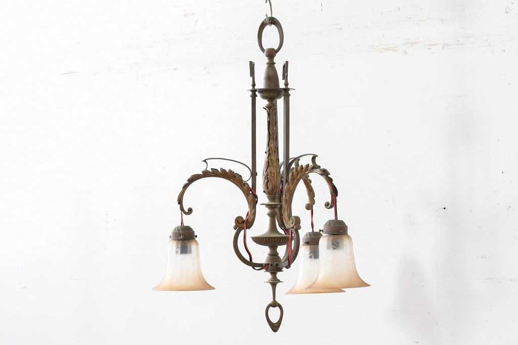 フランスアンティーク　優美な曲線を描く真鍮フレームの3灯シャンデリア　(R-086888)