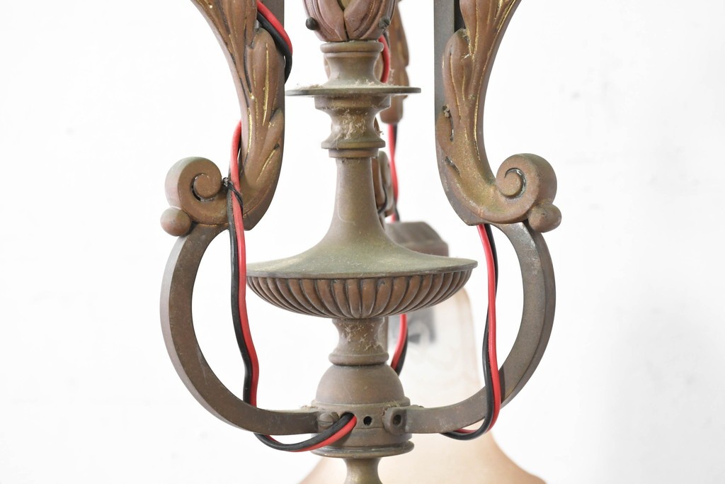 フランスアンティーク　優美な曲線を描く真鍮フレームの3灯シャンデリア　(R-086888)