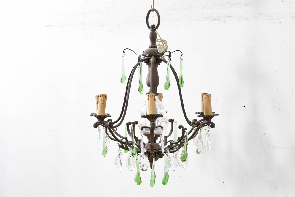 フランスアンティーク　Lloyd's Antiques(ロイズアンティークス)取り扱い　グリーンドロップのガラスが華やかに揺れるエレガントなシャンデリア　(R-086890)