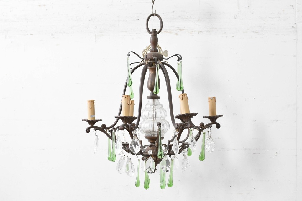 フランスアンティーク　Lloyd's Antiques(ロイズアンティークス)取り扱い　グリーンドロップのガラスが華やかに揺れるエレガントなシャンデリア　(R-086890)