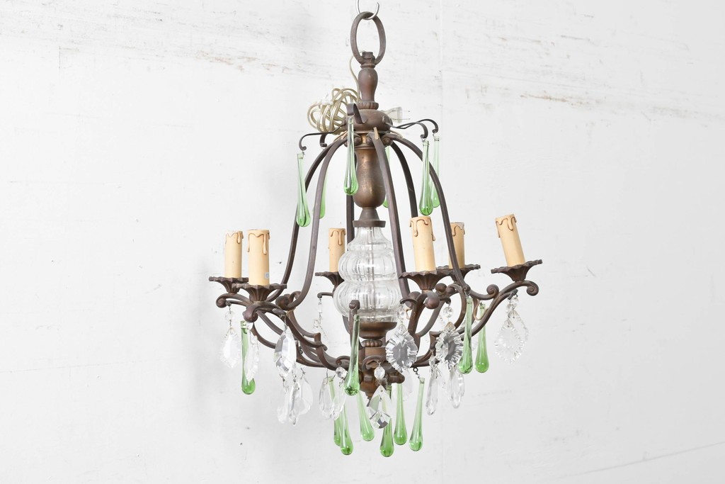 フランスアンティーク　Lloyd's Antiques(ロイズアンティークス)取り扱い　グリーンドロップのガラスが華やかに揺れるエレガントなシャンデリア　(R-086890)