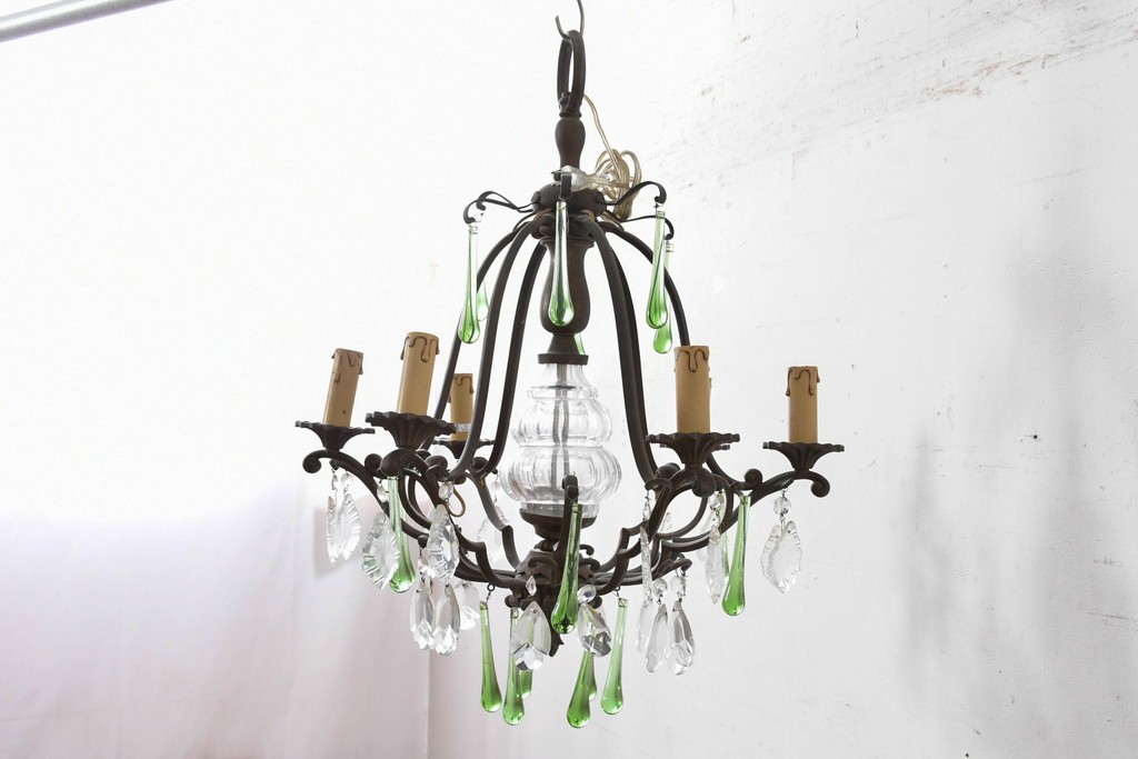 フランスアンティーク　Lloyd's Antiques(ロイズアンティークス)取り扱い　グリーンドロップのガラスが華やかに揺れるエレガントなシャンデリア　(R-086890)