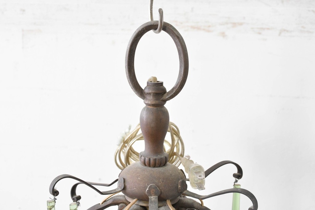 フランスアンティーク　Lloyd's Antiques(ロイズアンティークス)取り扱い　グリーンドロップのガラスが華やかに揺れるエレガントなシャンデリア　(R-086890)