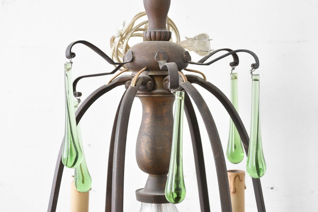 フランスアンティーク　Lloyd's Antiques(ロイズアンティークス)取り扱い　グリーンドロップのガラスが華やかに揺れるエレガントなシャンデリア　(R-086890)