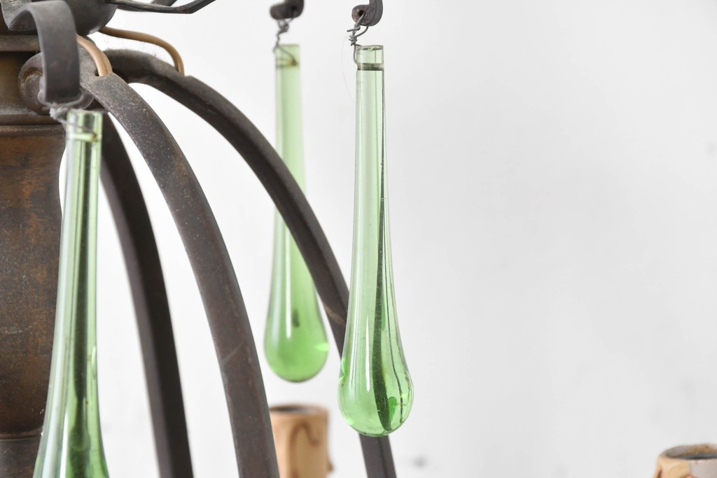 フランスアンティーク　Lloyd's Antiques(ロイズアンティークス)取り扱い　グリーンドロップのガラスが華やかに揺れるエレガントなシャンデリア　(R-086890)