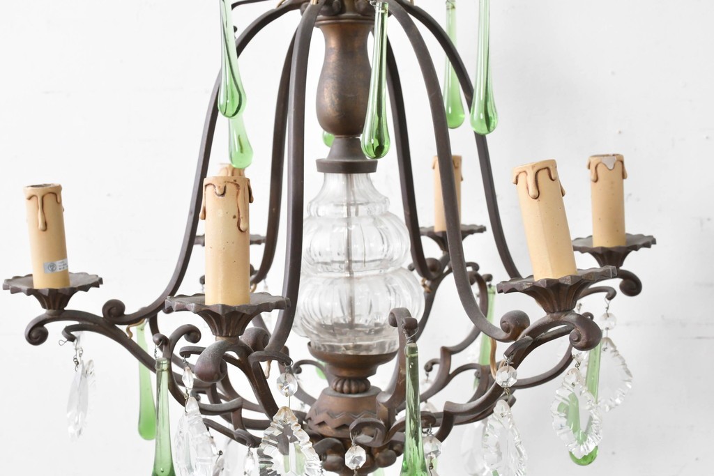 フランスアンティーク　Lloyd's Antiques(ロイズアンティークス)取り扱い　グリーンドロップのガラスが華やかに揺れるエレガントなシャンデリア　(R-086890)