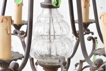 フランスアンティーク　Lloyd's Antiques(ロイズアンティークス)取り扱い　グリーンドロップのガラスが華やかに揺れるエレガントなシャンデリア　(R-086890)