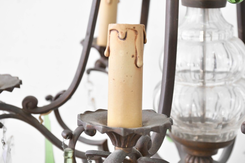 フランスアンティーク　Lloyd's Antiques(ロイズアンティークス)取り扱い　グリーンドロップのガラスが華やかに揺れるエレガントなシャンデリア　(R-086890)