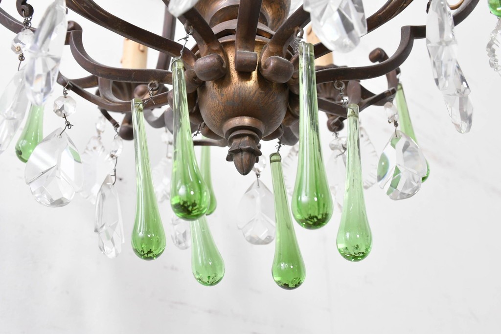 フランスアンティーク　Lloyd's Antiques(ロイズアンティークス)取り扱い　グリーンドロップのガラスが華やかに揺れるエレガントなシャンデリア　(R-086890)