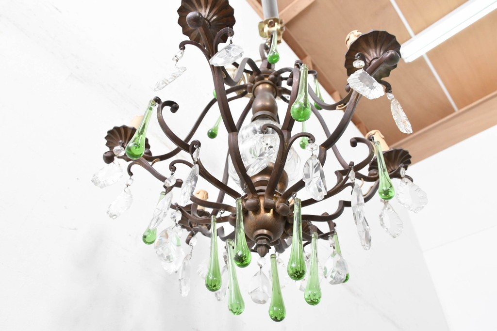 フランスアンティーク　Lloyd's Antiques(ロイズアンティークス)取り扱い　グリーンドロップのガラスが華やかに揺れるエレガントなシャンデリア　(R-086890)