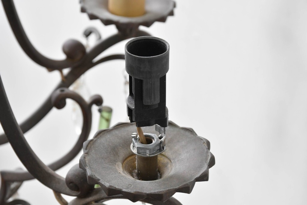 フランスアンティーク　Lloyd's Antiques(ロイズアンティークス)取り扱い　グリーンドロップのガラスが華やかに揺れるエレガントなシャンデリア　(R-086890)