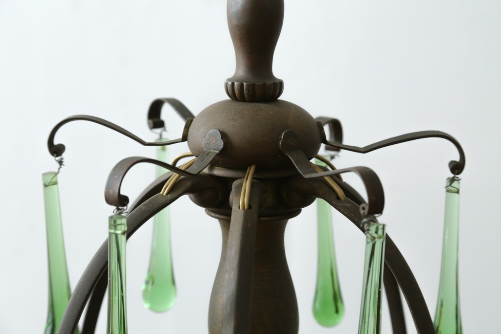 フランスアンティーク　1940年頃　Lloyd's Antiques(ロイズアンティークス)取り扱い　グリーンドロップのガラスが華やかに揺れるエレガントなシャンデリア　(R-086890)