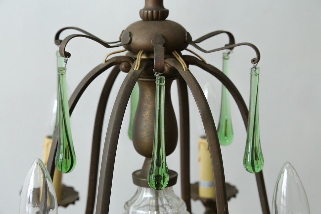 フランスアンティーク　1940年頃　Lloyd's Antiques(ロイズアンティークス)取り扱い　グリーンドロップのガラスが華やかに揺れるエレガントなシャンデリア　(R-086890)