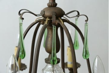 フランスアンティーク　1940年頃　Lloyd's Antiques(ロイズアンティークス)取り扱い　グリーンドロップのガラスが華やかに揺れるエレガントなシャンデリア　(R-086890)