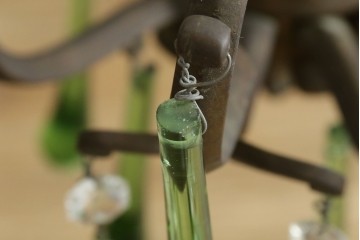 フランスアンティーク　1940年頃　Lloyd's Antiques(ロイズアンティークス)取り扱い　グリーンドロップのガラスが華やかに揺れるエレガントなシャンデリア　(R-086890)