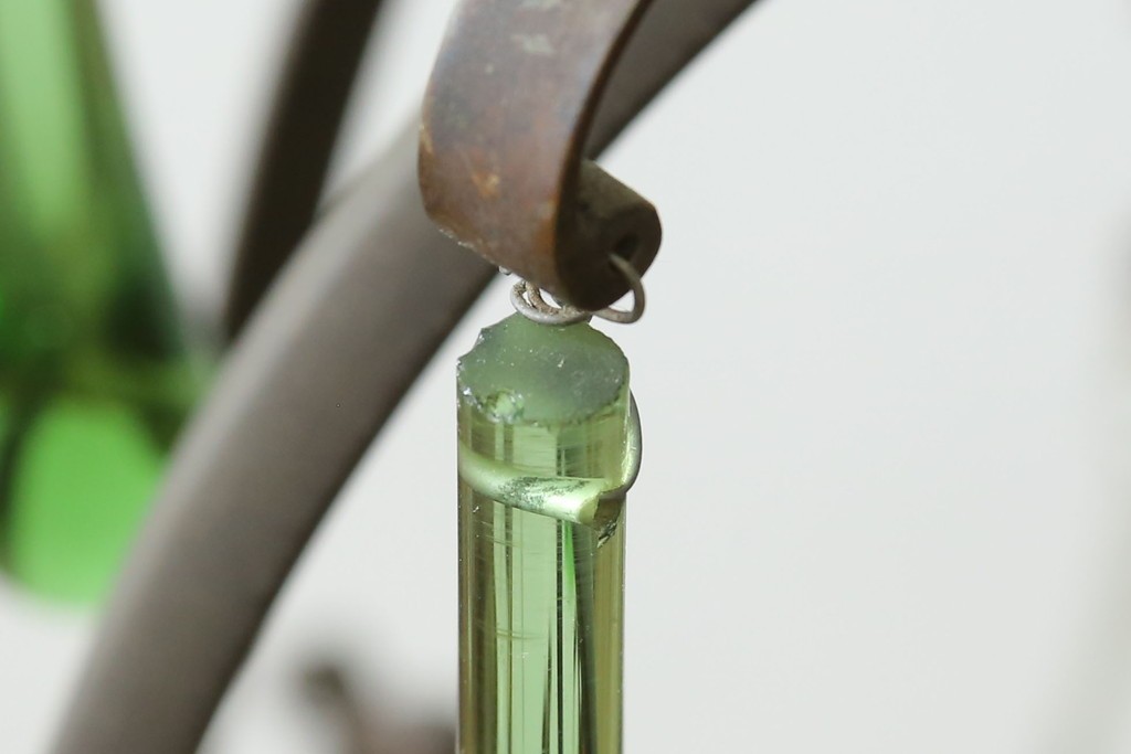 フランスアンティーク　1940年頃　Lloyd's Antiques(ロイズアンティークス)取り扱い　グリーンドロップのガラスが華やかに揺れるエレガントなシャンデリア　(R-086890)