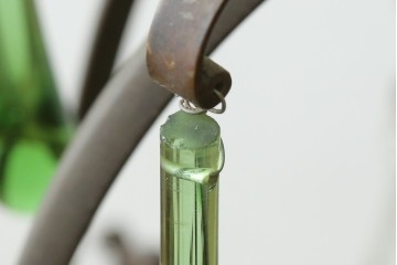 フランスアンティーク　1940年頃　Lloyd's Antiques(ロイズアンティークス)取り扱い　グリーンドロップのガラスが華やかに揺れるエレガントなシャンデリア　(R-086890)